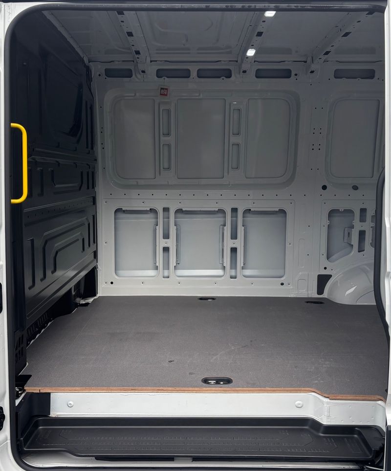 Sliding side door open onto the load area